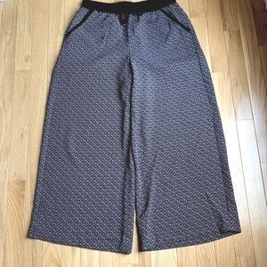 MAX STUDIO NWT BEAUTIFUL WIDE LEG CAPRIS, SUPER LIGHT WEIGHT
